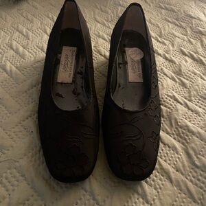 Vintage Elegant Black embroidered Floral Women's Shoes 6 NWOB